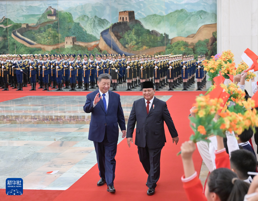 11月9日下午，国家主席习近平在北京人民大会堂同来华进行国事访问的印度尼西亚总统普拉博沃举行会谈。这是会谈前，习近平在人民大会堂北大厅为普拉博沃举行欢迎仪式。