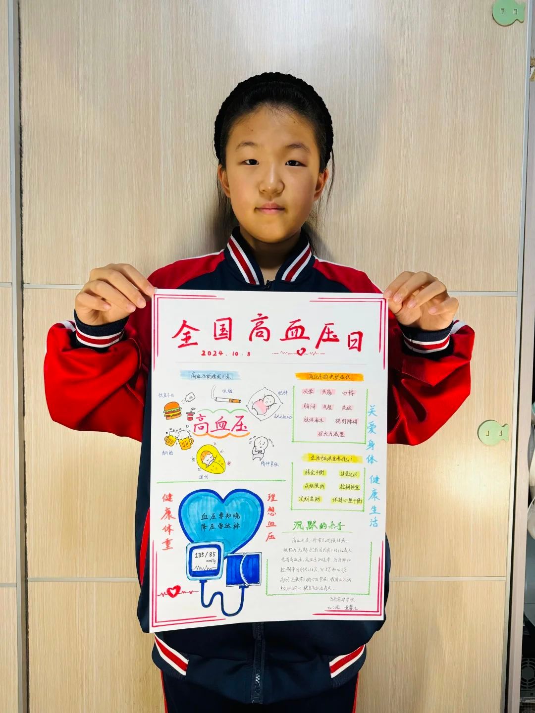 2_学生举着自己画作图片_1.jpg